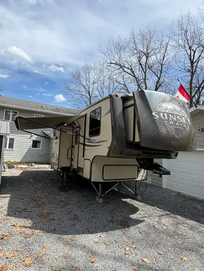 Half ton towable, 7,746lbs, Resse sidewinder hitch with air bag, can be towed by truck with 5.5' box...