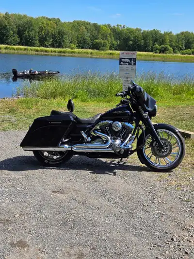 2006 StreetGlide, 124 ci twin cam, Baker OD6 transmission, Renagade wheels, extended bags. Bike is i...
