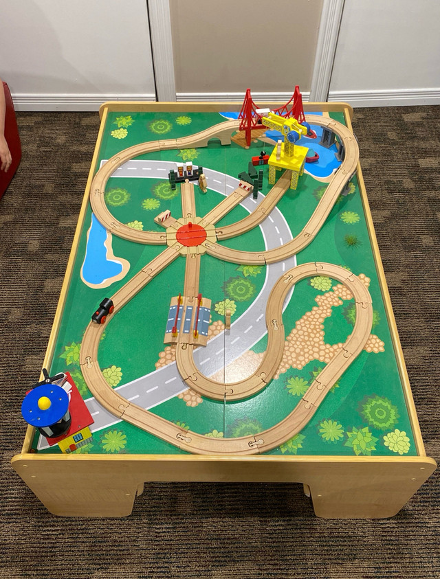 Table de jeu pour enfant  in Toys & Games in La Ronge