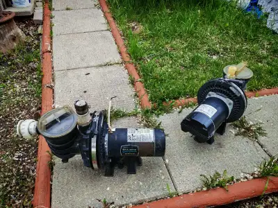 These two Sta-Rite Dura-Glas pool pumps are available for parts or repair. Take them both for 100$ S...