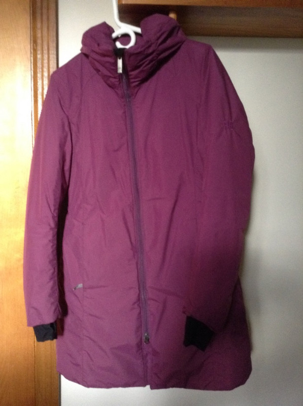 MANTEAU HIVER FEMME. MARQUE FIG. MAGENTA. COMME NEUF dans Femmes - Hauts et vêtements d'extérieur  à Ville de Montréal