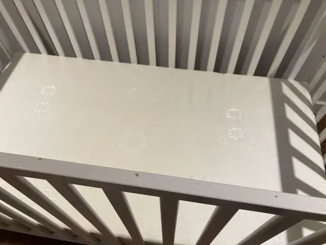White Wooden Baby Crib, Mattress, Crib Bedding Set & Mobile in Cribs in Markham / York Region - Image 7