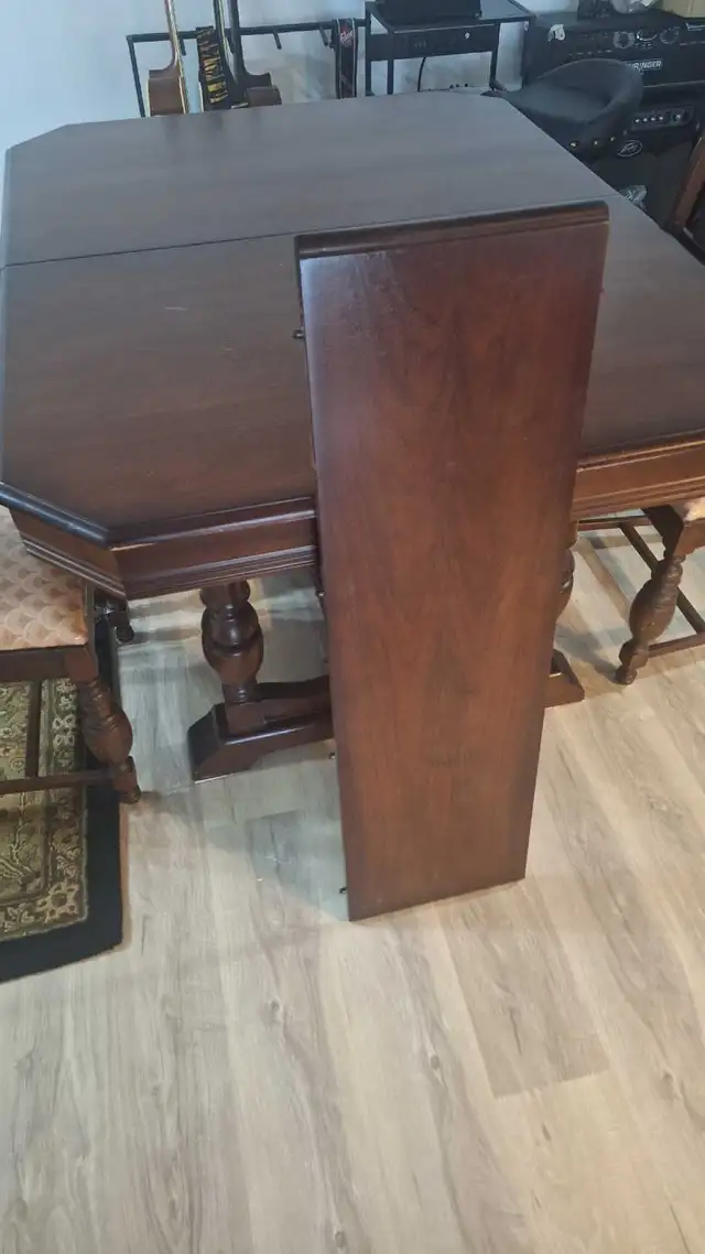 Real wood dining table set with 5 chairs in Dining Tables & Sets in Mississauga / Peel Region - Image 5