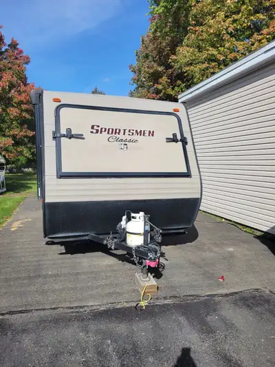Roulotte hybride Sportsmen 160RBT, 16' fermé ou 23' ouvert. Grand frigo, micro-onde, air climatisé,...