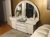 White laquer bedroom dresser with mirror