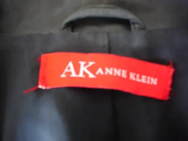 Beautiful Anne Klein Women's Black Leather Jacket for sale ! in Women's - Tops & Outerwear in City of Halifax - Image 4