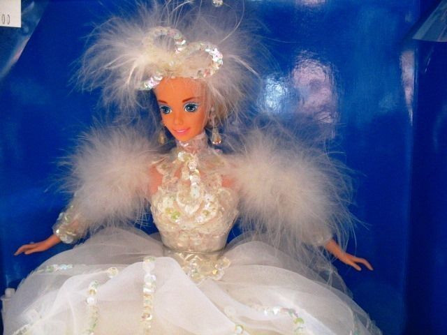 1994 STUNNING SNOW PRINCESS BARBIE TIMELESS DOLL IN BOX in Hobbies & Crafts in Lethbridge