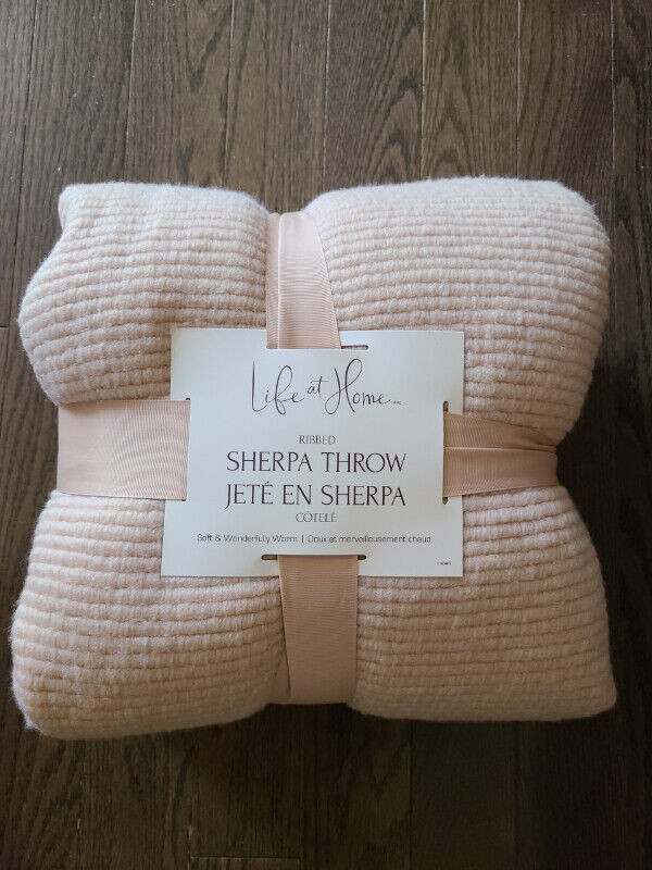 Sherpa & Other throws & Bed Sheets in Bedding in Oshawa / Durham Region