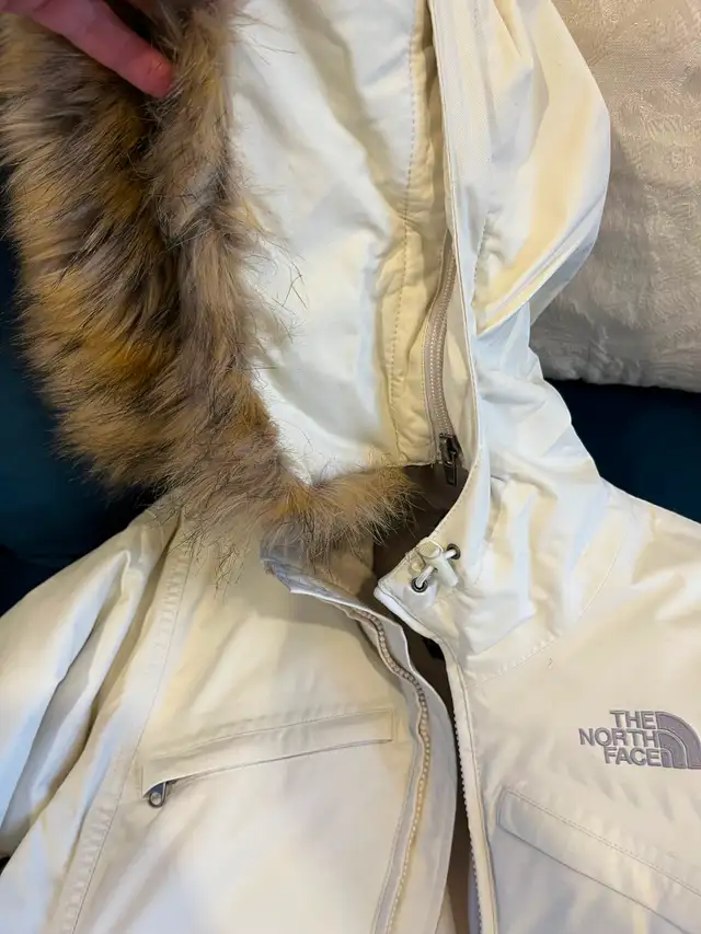 North Face Women's Winter Coat in Women's - Tops & Outerwear in City of Montréal - Image 6
