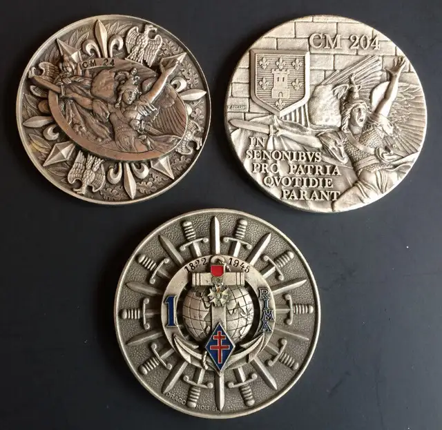 COLLECTION - GRANDES MÉDAILLES  MILITAIRE DE TABLE - No 9 in Arts & Collectibles in Longueuil / South Shore - Image 3