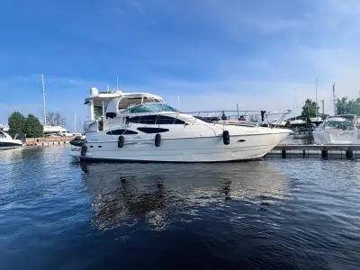 Cruisers Yachts 455 Express Motoryacht 2004 615 heures · Volvo Penta D75 EDC Diesels · Propulseurs a...