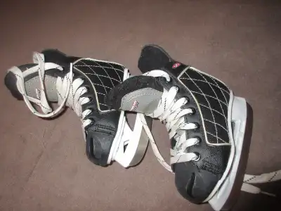 patins a glace comme neuf enfant pointure 11 noir unisex HESPELER Boucherville 450 655 9161