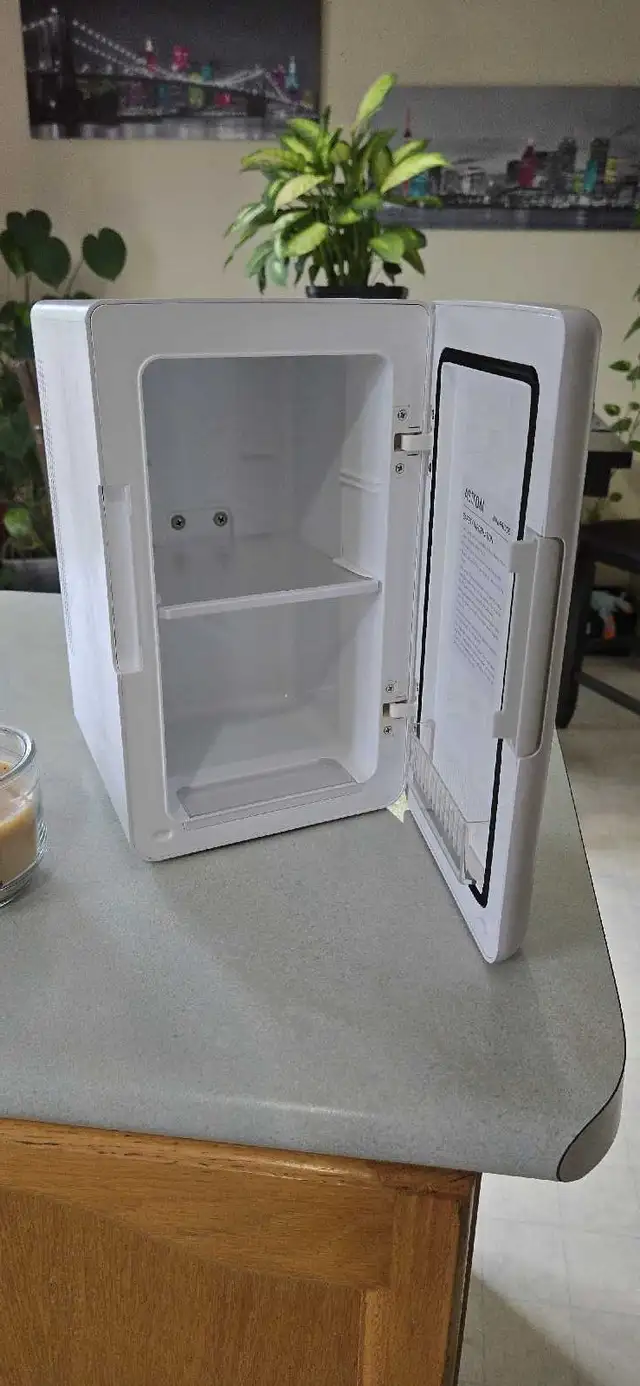 mini fridge  in Refrigerators in Kitchener / Waterloo - Image 3