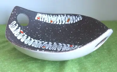 This beautiful oval bowl/fruit bowl from Carstens Tönnieshof has a hole or grip at each end. The sty...