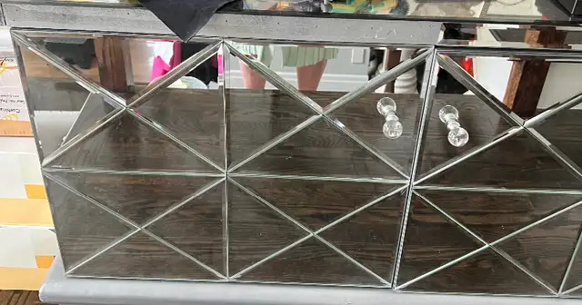 Elegant mirrored credenza cabinet in Hutches & Display Cabinets in Ottawa - Image 3