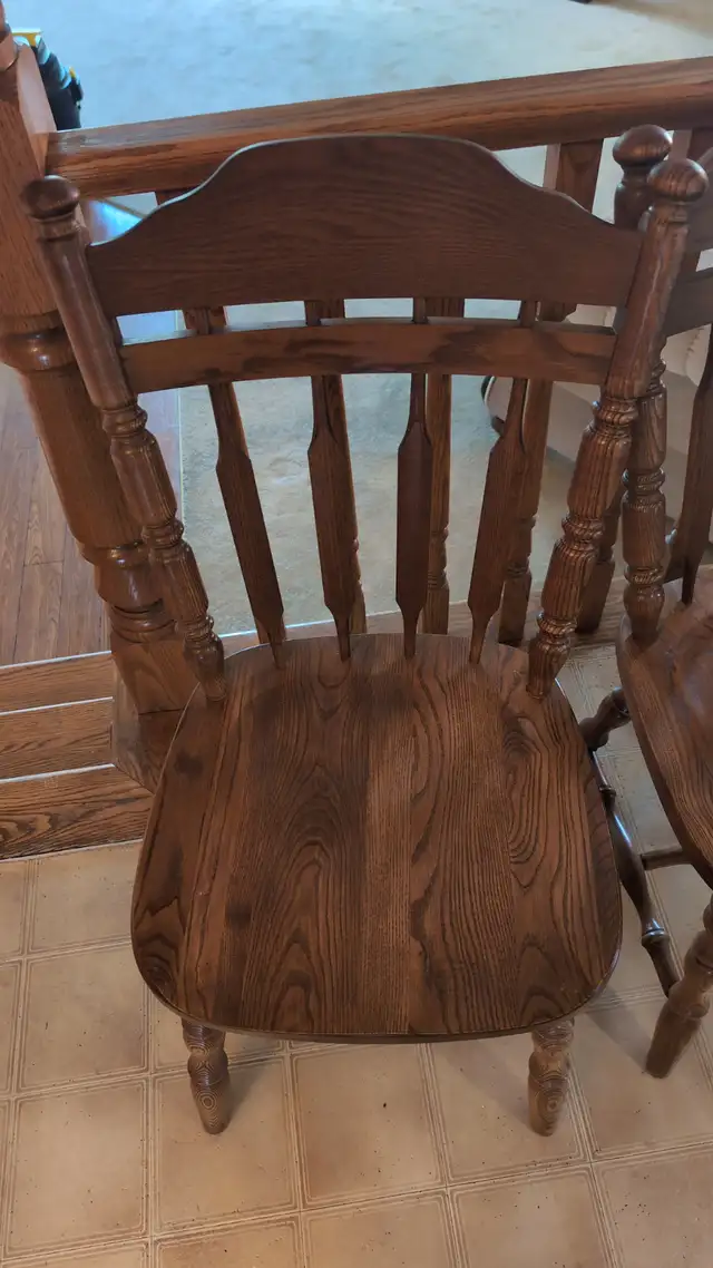 Oak Dining Table with 6 Chairs in Dining Tables & Sets in Hamilton - Image 6