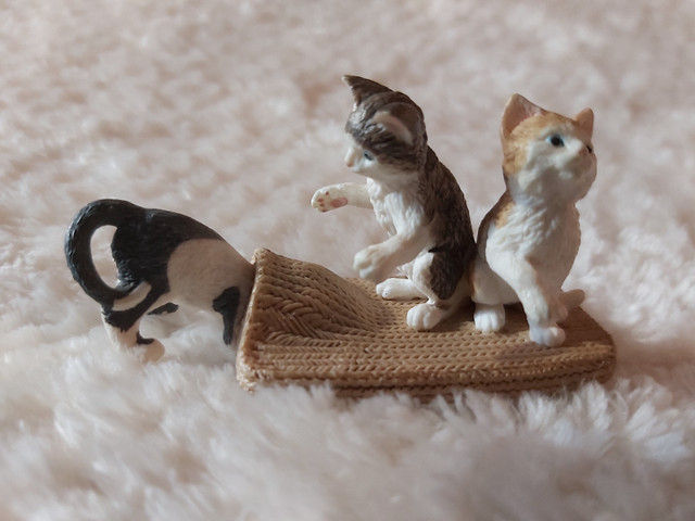 New! Schleich "Three Cats & A Rug Playtime" Figurine/Miniature in Arts & Collectibles in Saint John - Image 2