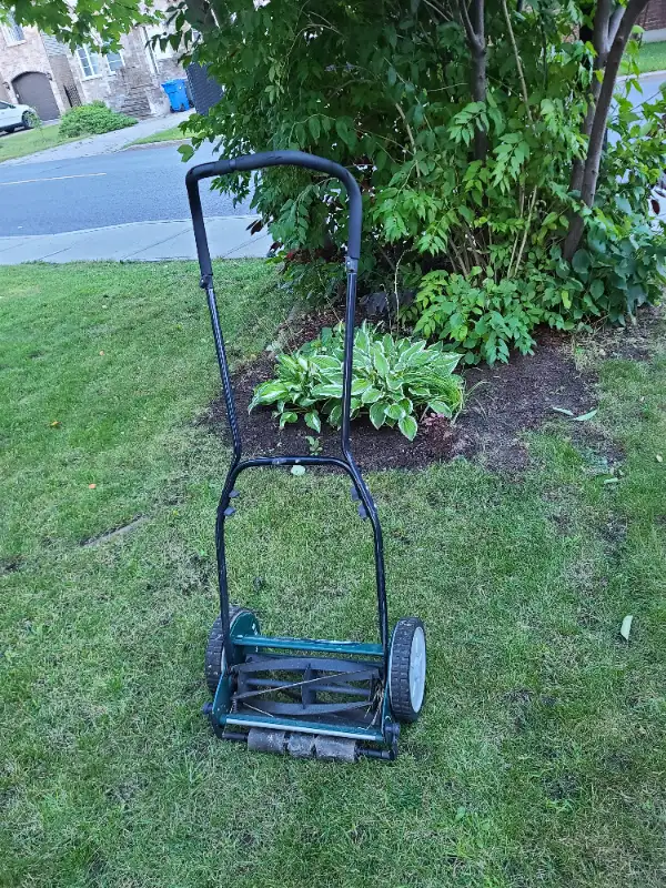 Yardworks Reel Lawn Mower, 14" in Lawnmowers & Leaf Blowers in Longueuil / South Shore - Image 2