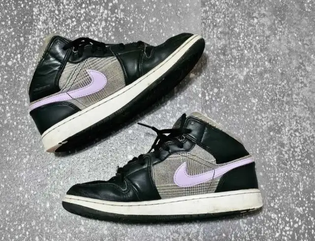 Nike Jordan 1 Mid Youth Size 5 in Men's Shoes in Oshawa / Durham Region - Image 5