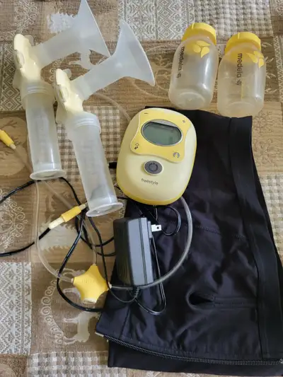 Used Medela Freestyle pump. Hands-free pumping with bra. Including size M bra (barely worn) and all...