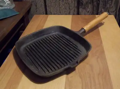 Poêle à griller en fonte 9" avec manche en bois., View more