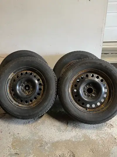 4 Starfire RS-W2.0 Winter Tires on Steel Rims – 235/65R17 Details: Brand/Model: Starfire RS-W 2.0 SU...