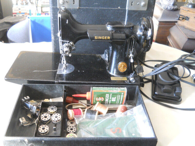 Singer 221 Featherweight Sewing Machine in Hobbies & Crafts in Ottawa