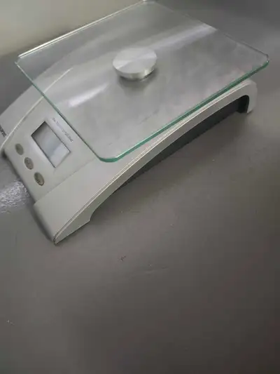 This is a brand new Starfrit kitchen scale, perfect for precise measurements in your culinary creati...