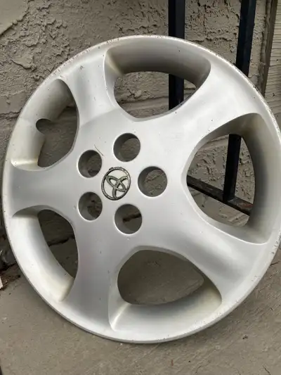 This Toyota hubcap is perfect for anyone looking to replace a lost or damaged wheel cover. This item...