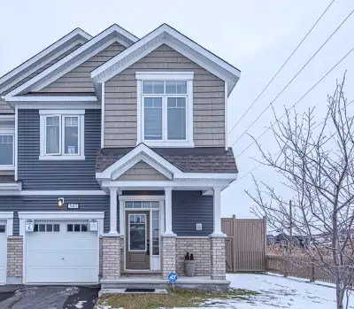 Beautifully designed 3 bedroom, 2.5 bathroom house with finished basement, Mattamy Oak End Unit in d...