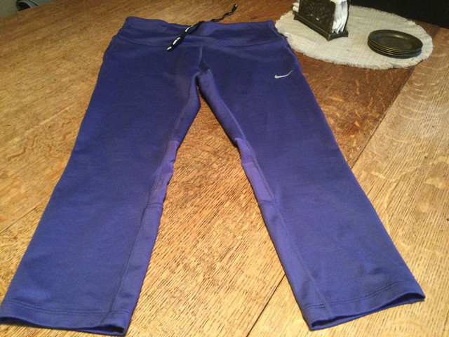 Legging 3\4   NIKE small  Dry Fit excellent état non fumeur dans Femmes - Pantalons et shorts  à Laval/Rive Nord