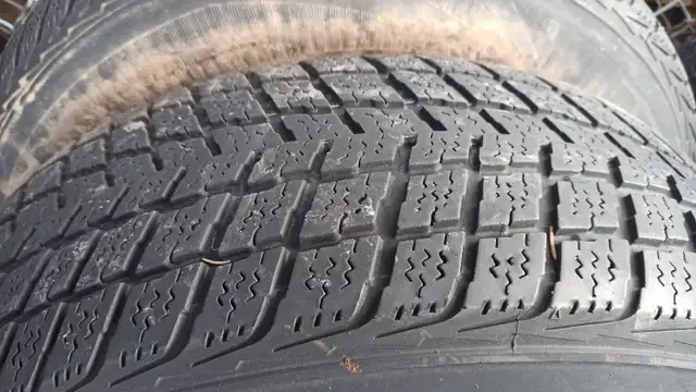 215/70/R16   snow tires on steel rims - half worn   in Tires & Rims in Oshawa / Durham Region - Image 3