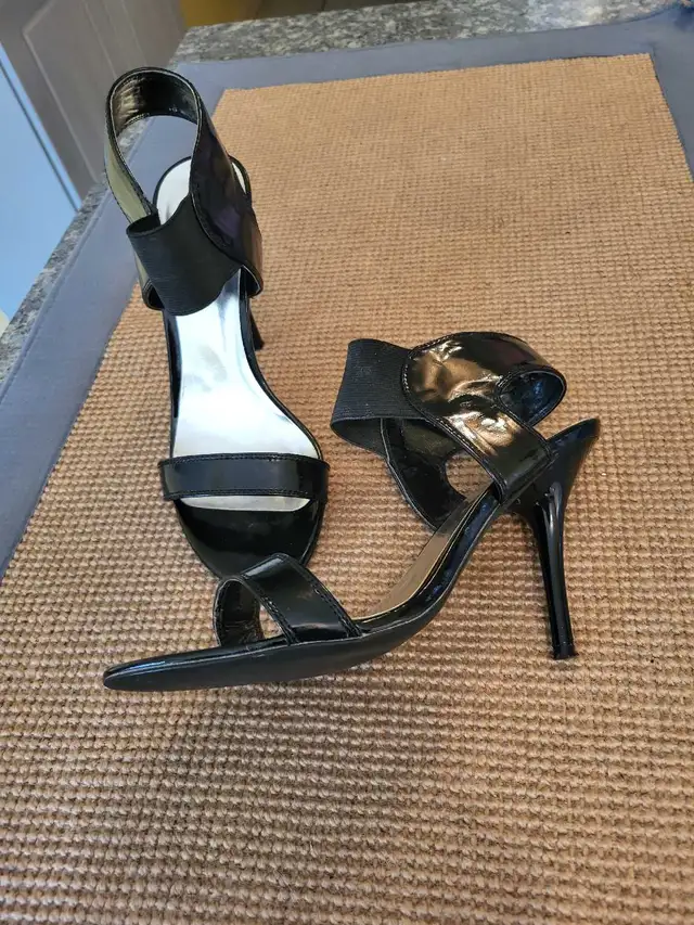Sexy Night Out Shoes  size 8 in Women's - Shoes in Oshawa / Durham Region - Image 5