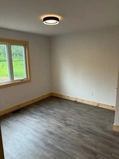 2068 Tenth Line, Lakefield Short commute to Trent University Available May 2026- May 2027 Offering S...