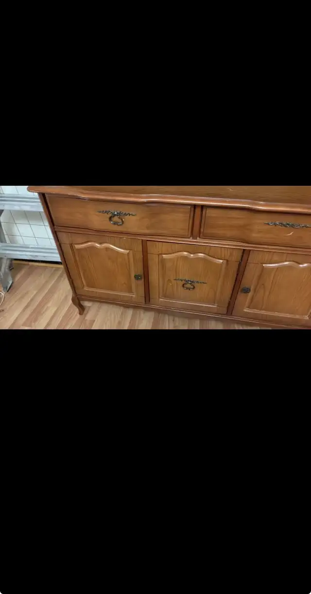 Vintage Wooden China Cabinet Hutch in Hutches & Display Cabinets in City of Toronto - Image 4