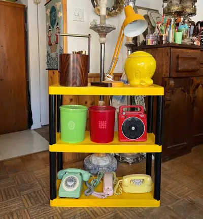 Étagère en plastique jaune et noir style rétro vintage, View more
