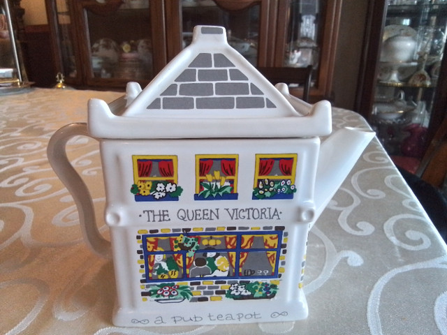 PORCELAIN CHINA - WADE ENGLISH COUNTRY TEAPOT - PUB in Arts & Collectibles in City of Toronto - Image 2