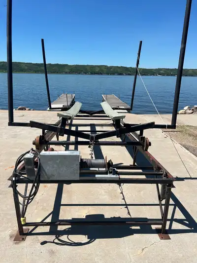This pre-owned Naylor Systems boat rail system provides a reliable and efficient way to store your w...