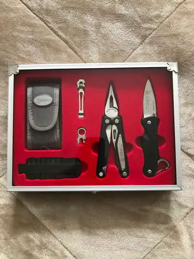 This is the 25th anniversary Leatherman AL and Crater C33L Combo set presented in unused condition....
