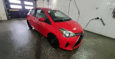 Toyoya Yaris manuelle 2015 de 184670 km de couleur rouge en excellente condition sans rouille. Radio...