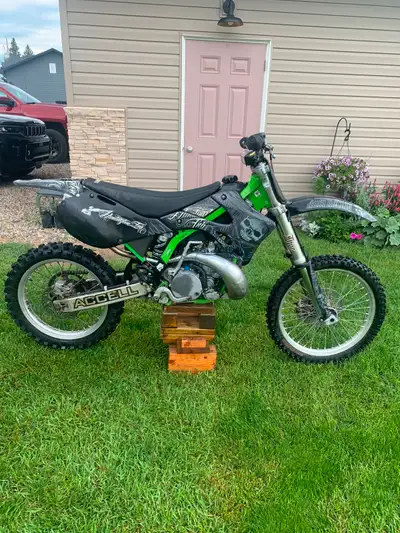 2001 Kx 250 bottom end redone 4 years ago only 6 hr. No time to ride. New back tire.