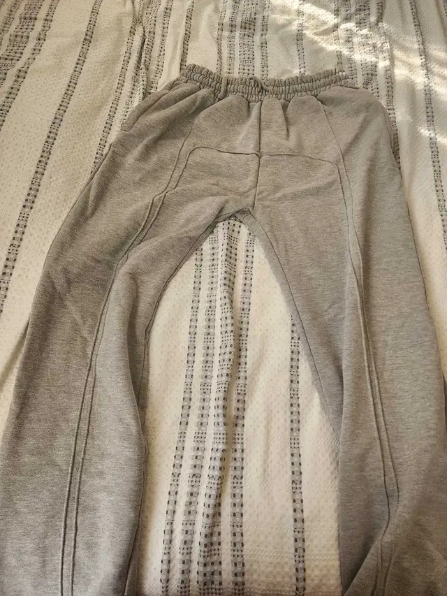 Evito Grey Baggy Sweatpants in Women's - Bottoms in Mississauga / Peel Region - Image 2