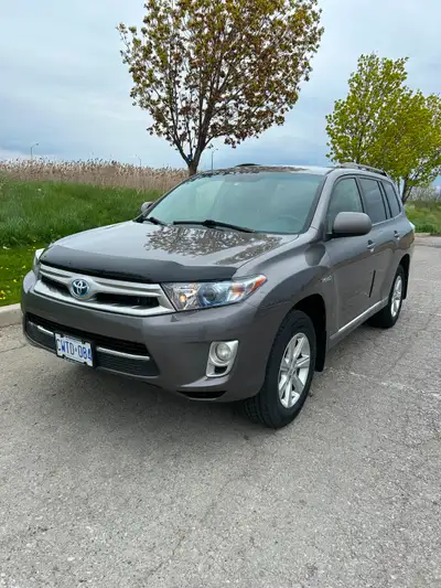 2013 Highlander Hybrid for sale, 149K, 7 passenger, full set of winter tires with alloy wheels, V-6...