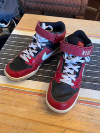 Nike ?Jordan? V02 leather high tops size 5.5 Youth (38 Euro)