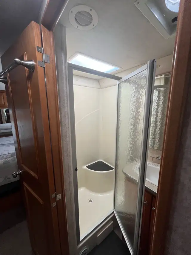 Gulf Stream Diesel Pusher Motorhome in RVs & Motorhomes in Medicine Hat - Image 9