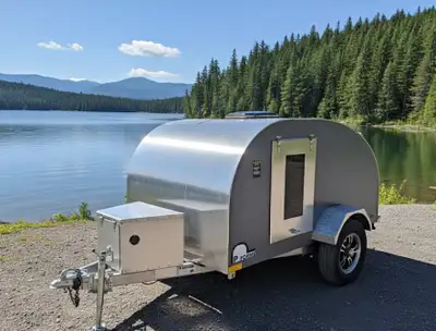 Avec seulement 780 lb et une autonomie électrique complète grâce à son panneau solaire, cette roulot...