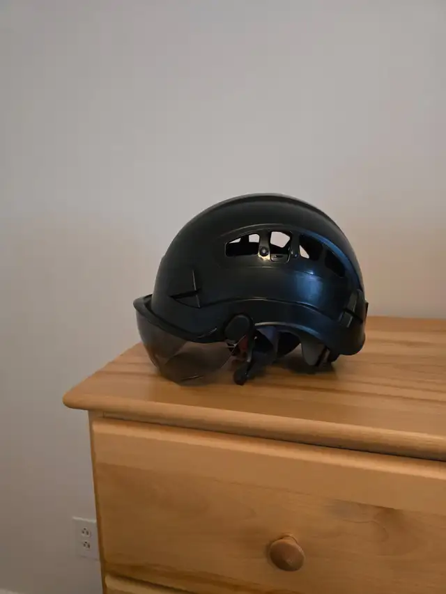 Casque de construction avec lunette in Multi-item in City of Montréal - Image 2