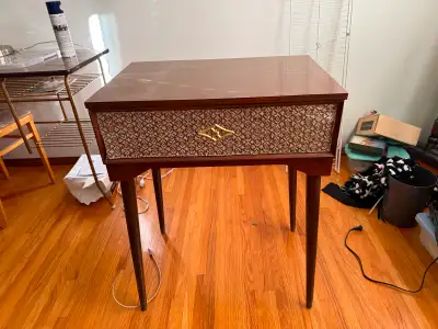 Beautiful vintage Singer sewing machine housed in its original mid-century modern cabinet. This piec...
