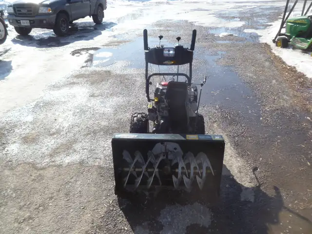 30" Yardworks/Mtd 305cc snowblower in Snowblowers in Ottawa - Image 4