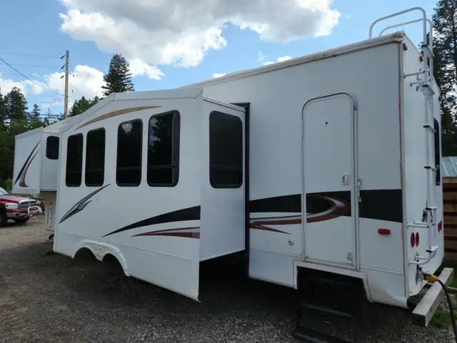 Spacious and clean! in RVs & Motorhomes in 100 Mile House - Image 5